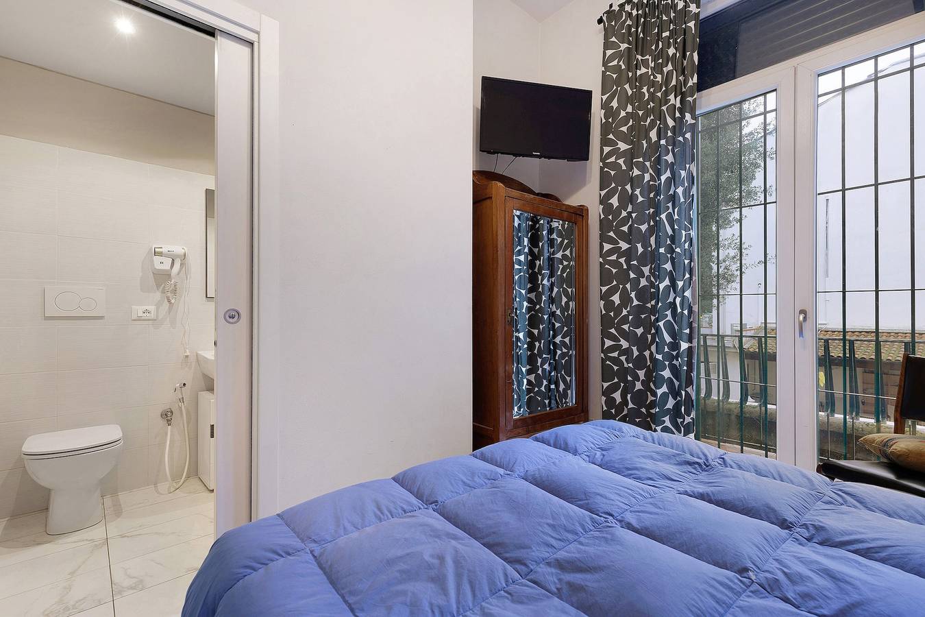 Margherita Room – Small Double with Shared Garden, Wi-Fi, A/C & Accessible Bathroom in Prato, Prato Province