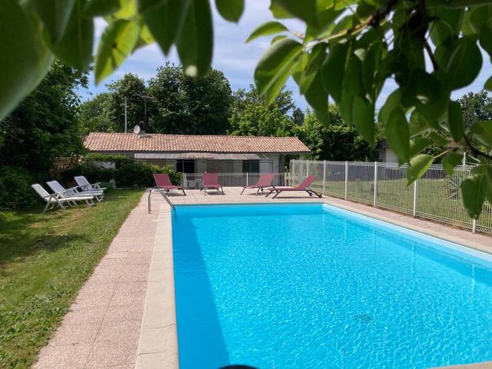 Location de vacances pour 7 personnes, avec Terrasse ainsi que Jardin et Piscine à Saint-Morillon