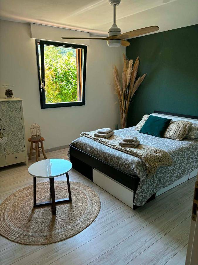 Appartement entier, Chambre dans chalet avec piscine in Saint-Jean-en-Royans, Parc naturel régional du Vercors