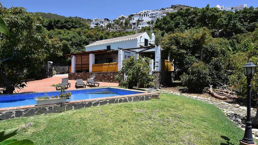 Chalet para 6 personas, con Balcón y Jacuzzi además de Terraza y Jardín en Axarquía