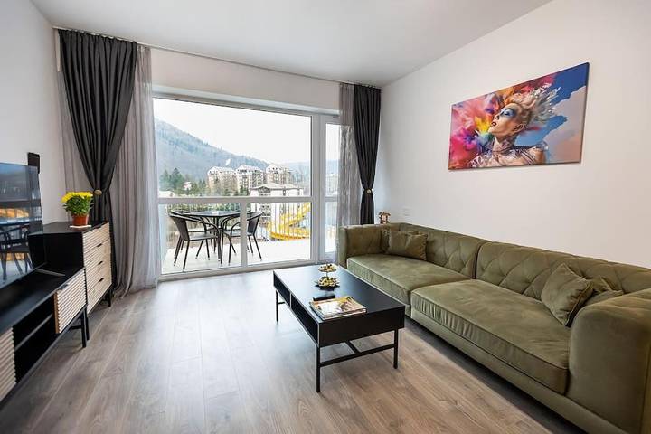 Gîte pour 4 personnes, avec Balcon et Jacuzzi ainsi que Terrasse et Piscine à Sinaia