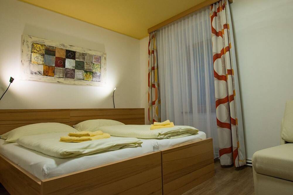 Dreibettzimmer mit Dusche, W - Gasthof Egidiwirt in Murau, Westliche Obersteiermark