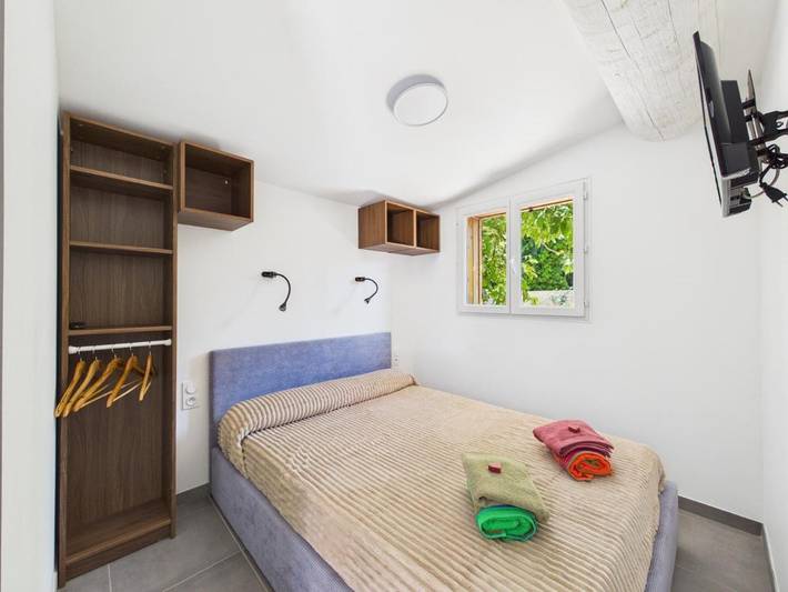 Location de vacances pour 4 personnes, avec Jacuzzi et Terrasse ainsi que Jardin et Piscine dans Les Paluds de Noves - 3