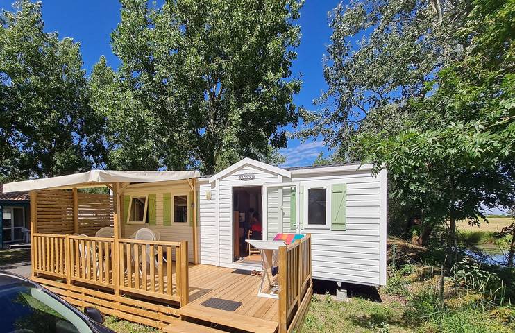 Bungalow pour 6 personnes, avec terrasse ainsi que piscine et jardin