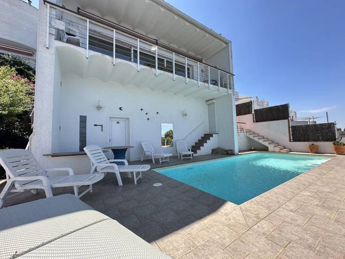Chalet para 8 personas, con terraza además de jardín y piscina, Familias con niños en Cataluña - 2
