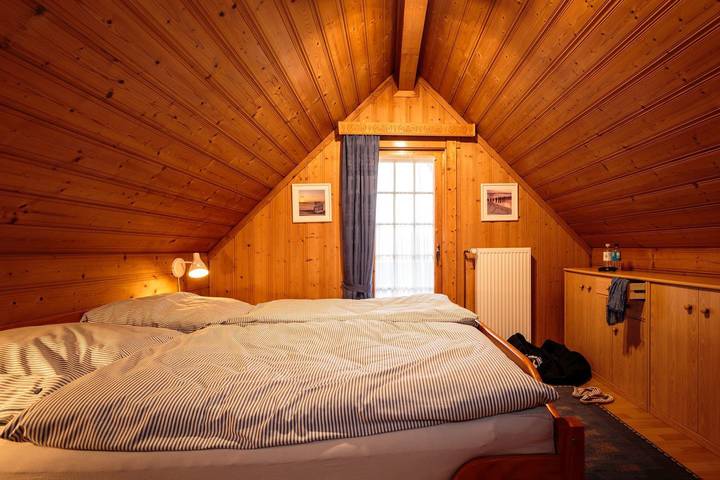 Gemütliches Blockbohlen-Ferienhaus im Ferienpark Achtern Diek in Otterndorf, Cuxland