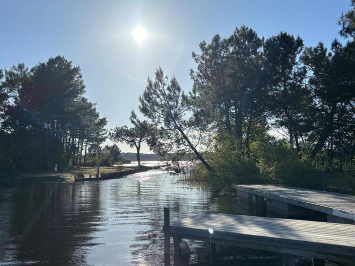 Camping pour 6 personnes, avec piscine ainsi que jardin et jacuzzi, animaux acceptés