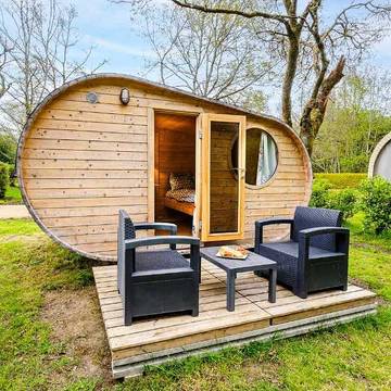 Cabane en bois pour 2 personnes, avec sauna ainsi que jacuzzi et terrasse, animaux acceptés dans le Finistère