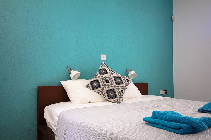 Neu! Luxuriöse 8-Bett-Villa mit herrlicher Dachterrasse, 100 m vom Meer entfernt. in Südzypern
