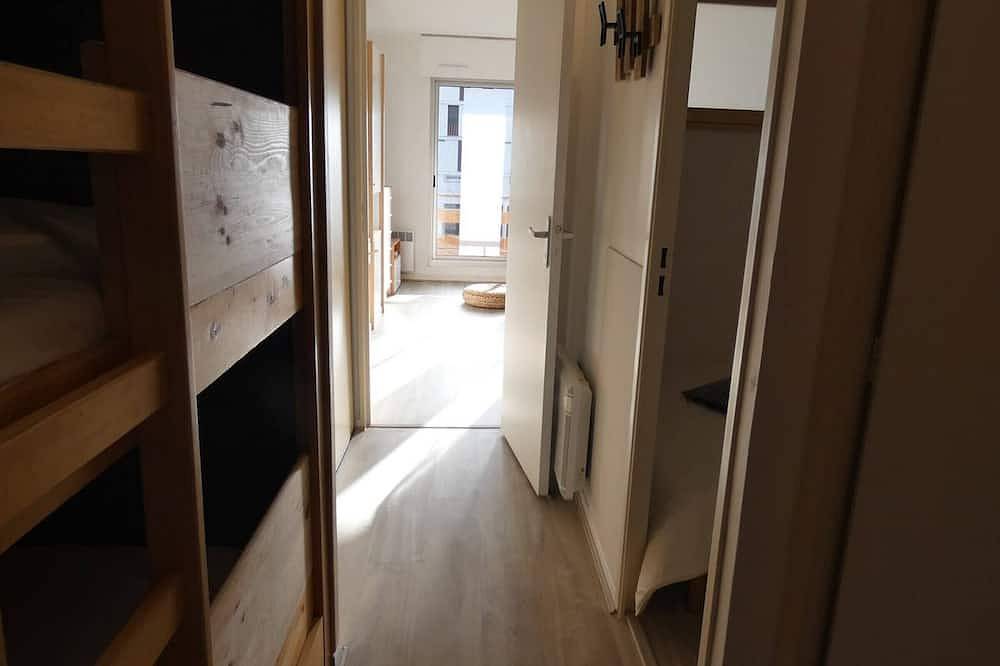 Entire apartment, Cozy 2-Room Apartment for 6, Near Slopes, South-Facing Balcony, Parking, No Pets in Saint-Lary-Soulan, Pyrenees National Park