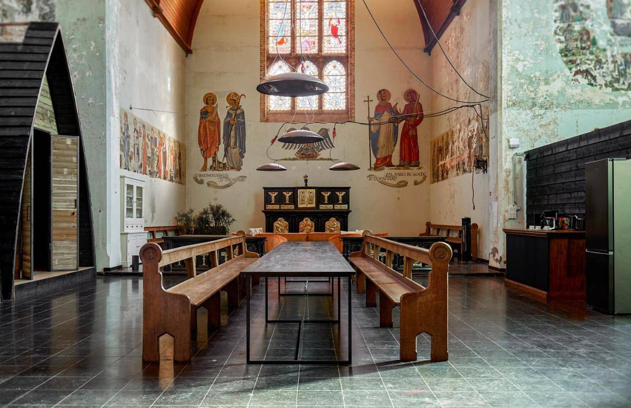 Sleeping in a Church - Bed & Bar Tolomeus in Dixmude, Flandre-Occidentale