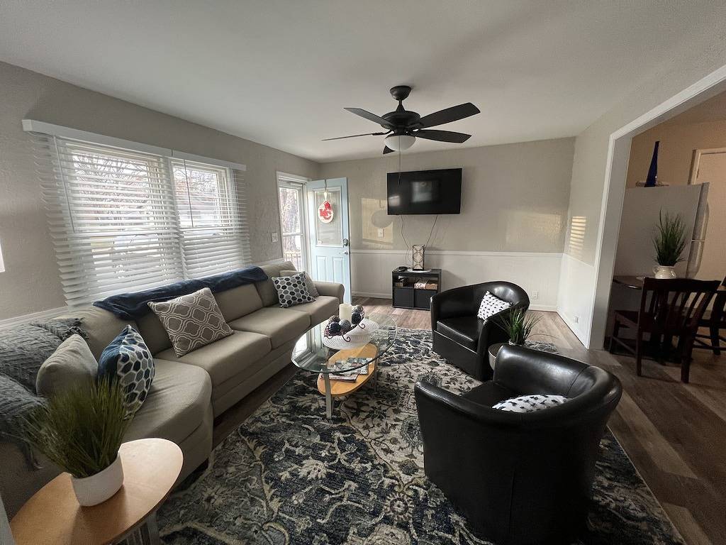 Shawnee Bungalow - Tranquil 1 King, 1 Queen in Kansas