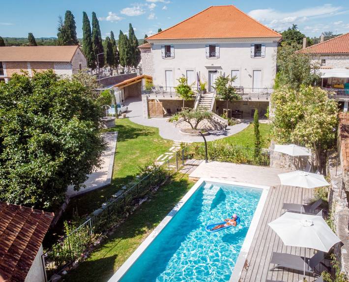 Gîte pour 4 personnes, avec jardin ainsi que piscine et terrasse