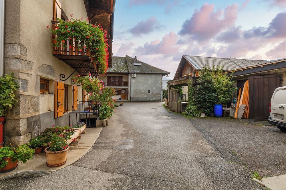 Holiday Home \"Maison Village Proche Lac d'Annecy\" with Private Terrace & Wi-Fi in Faverges, Parc naturel régional du Massif des Bauges