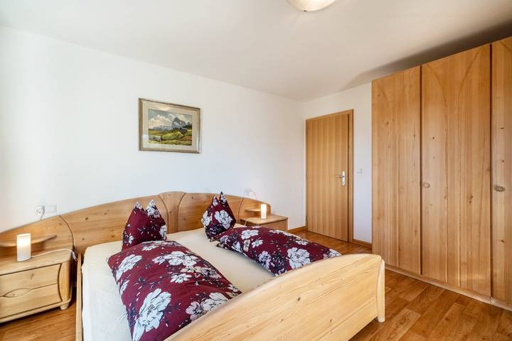 Entire apartment, Apartment 'Stücklhof Veilchen' with Mountain View, Shared Terrace and Wi-Fi in Jenesien, Sarntal Alps