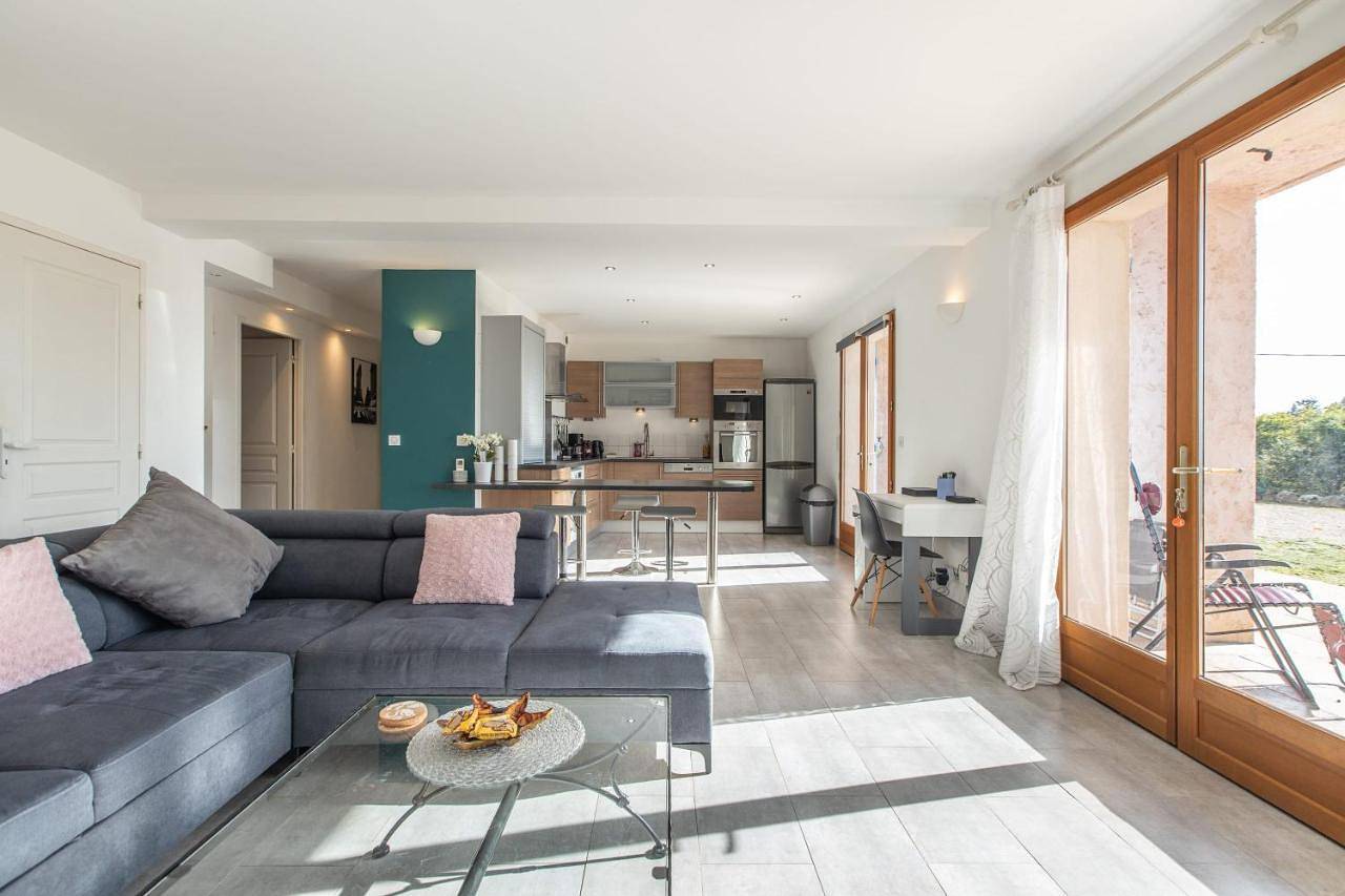 Appartement entier, Lb Vacation Rentals I Quiet Large 3-Bedroom Apartment with Terrace, Garden & Incredible Mountain View in Mouans-Sartoux, Côte méditerranéenne (France)