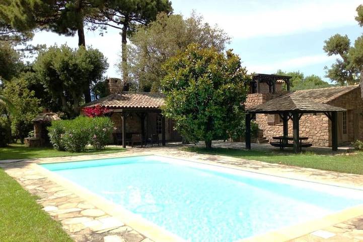 Location de vacances pour 10 personnes, avec jardin ainsi que jacuzzi et balcon dans Plage de Saint Cyprien (Lecci)