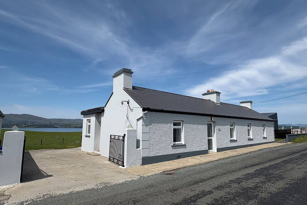 ★Tranquil, Modern & Stylish | Breathtaking Views ★ in Donegal, County Donegal