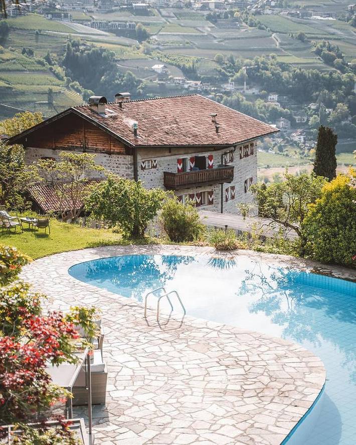 Hotel für 4 Personen, mit Balkon und Terrasse sowie Whirlpool und Garten im Dorf Tirol