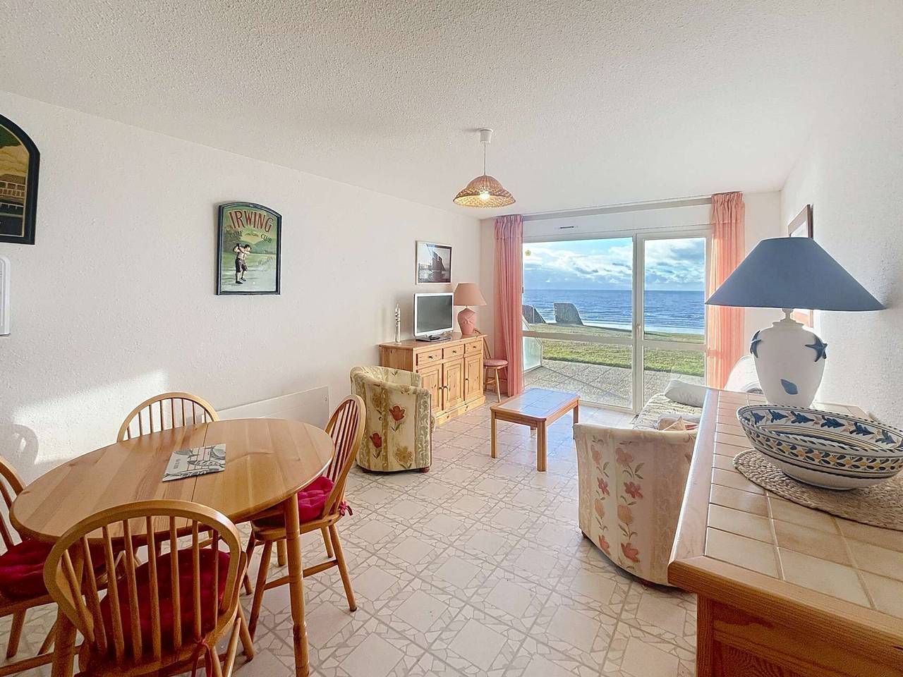 Entire apartment, Seaside apartment with 2 bedrooms and parking in Jullouville, Côte de la Déroute