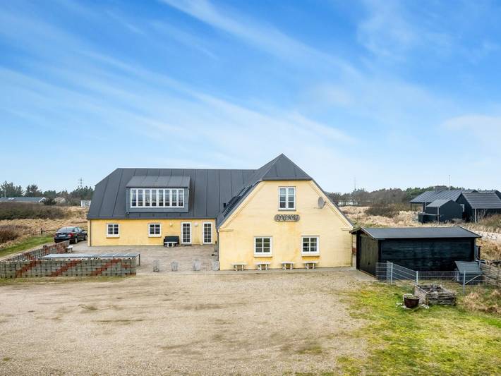 Ferieudlejning for 18 personer, med sauna og jacuzzi samt terrasse, husdyr tilladt i Hvide Sande