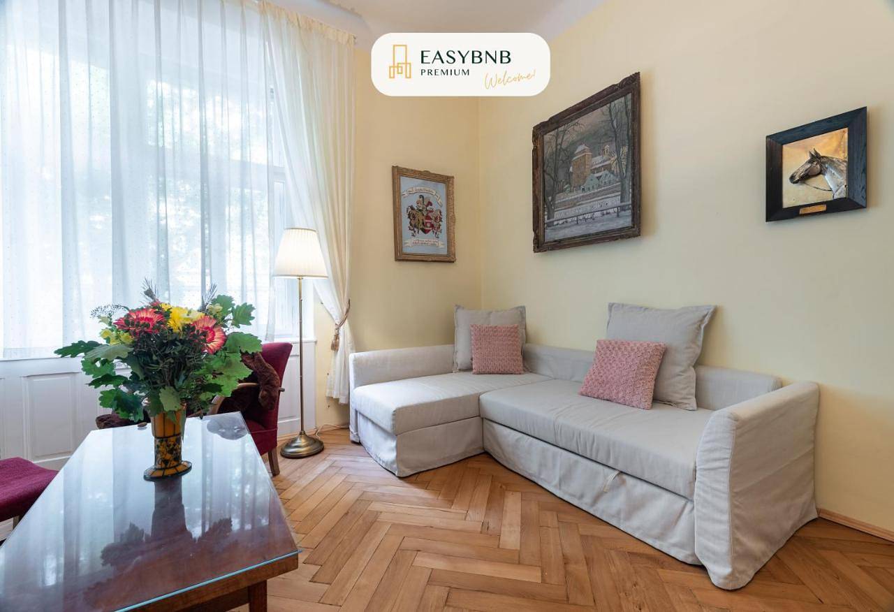 Geheel appartement, Historic Apartment in Vinohrady, Loved by Locals by Easybnb Premium in Praag, Midden-Bohemen