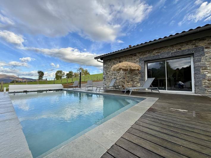 Gîte pour 8 personnes, avec terrasse ainsi que jardin et piscine à Suhescun