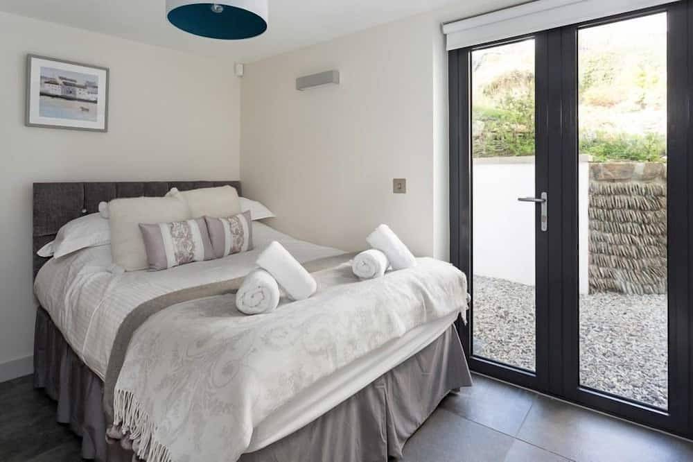 Entire apartment, A simply stunning 3 bedroom apartment overlooking Woolacombe beach with hot tub! in Woolacombe, Devon