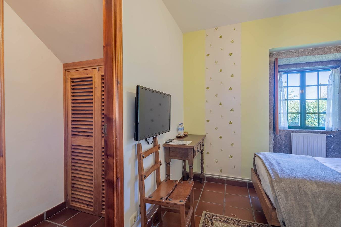 Bed and Breakfast 'Habitación Doble 2' with Mountain View, Shared Pool and Wi-Fi in Tui, Pontevedra Province