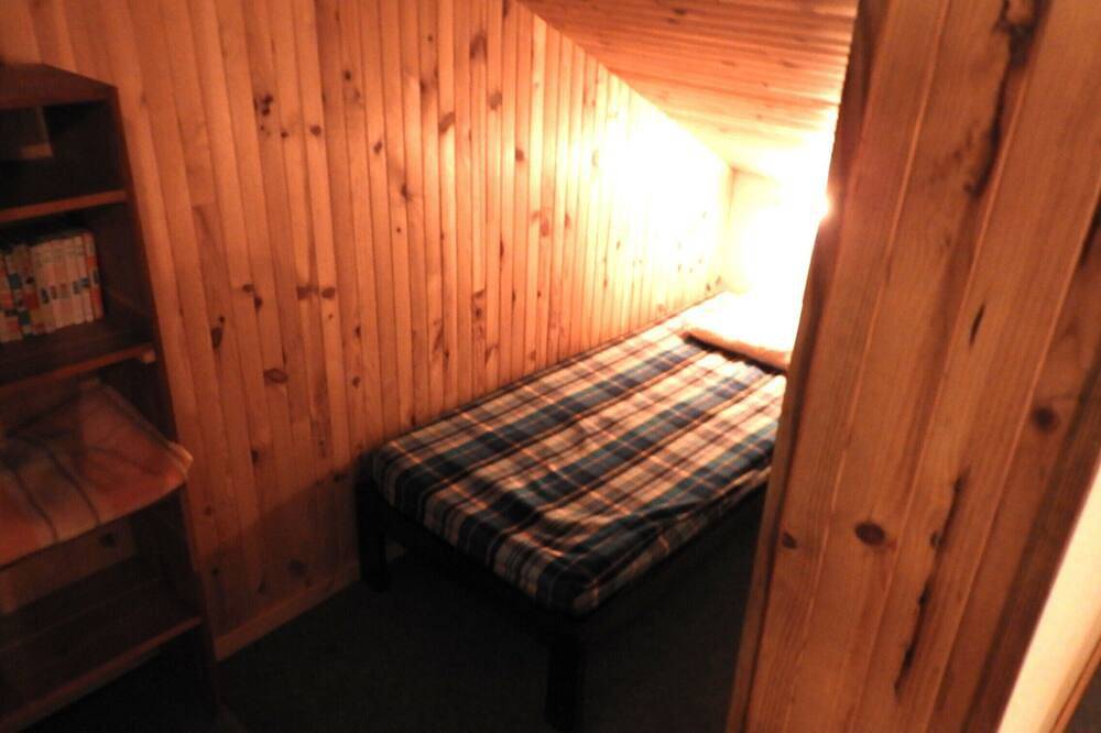 Appartement entier, Gîte de montagne sous les toits face à la forêt in Molines-en-Queyras, Queyras