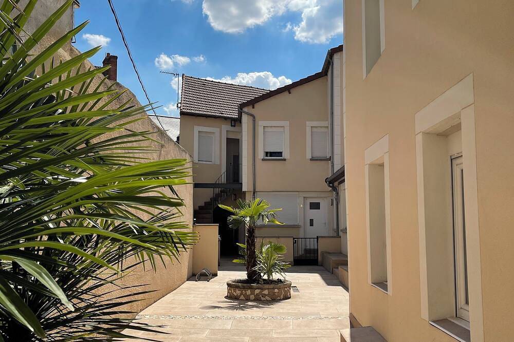 Entire apartment, Nice furnished and equipped F1 with shared courtyard in the city center in Montluçon, Montluçon region