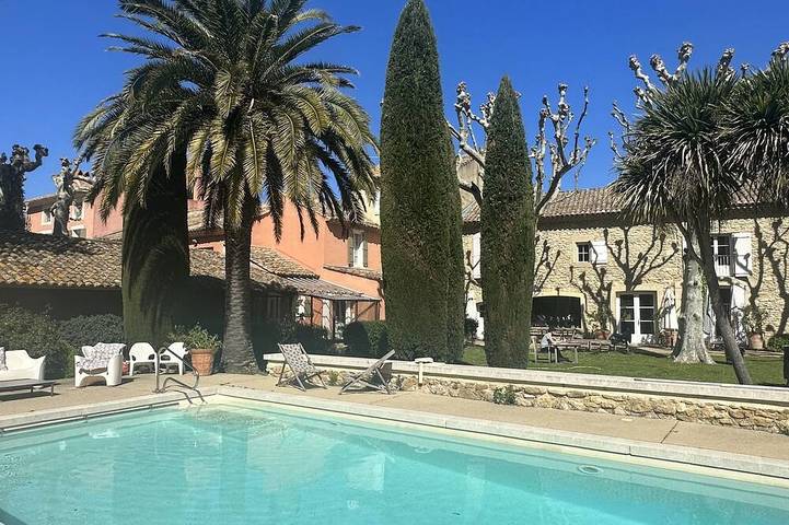 Maison de vacances pour 15 personnes, avec Jacuzzi et Terrasse ainsi que Jardin et Sauna à Caderousse