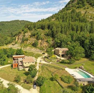 Gîte pour 15 personnes, avec terrasse ainsi que vue et piscine, animaux acceptés à Teyssières