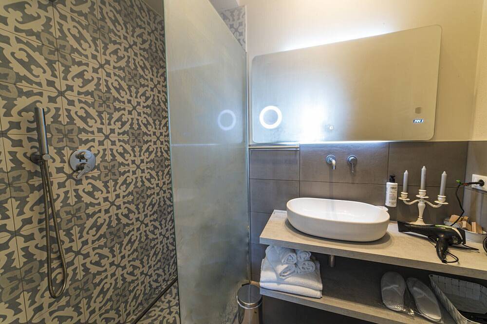 Double/twin room with bathroom and king size bed near Pescara airport in Pescara, Adriatic Coast Abruzzo