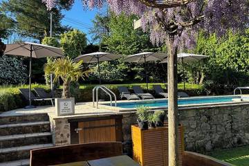 Location de vacances pour 4 personnes, avec terrasse et jardin à La Chapelle-Montbrandeix