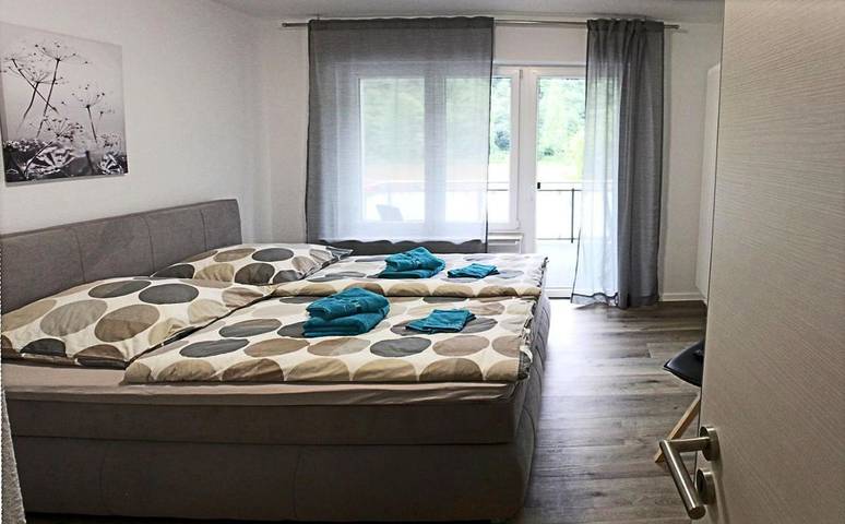 Ferienwohnung für 6 Personen, mit Balkon und Terrasse sowie Ausblick in Klotten