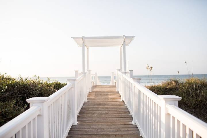 Vacation rental for 14 people, with pool and hot tub as well as balcony in Emerald Isle