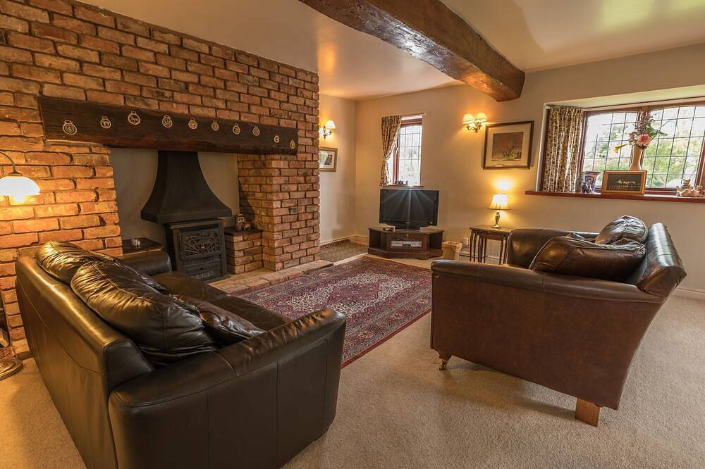 Seaview from bedroom, lounge and bathroom within an acre garden of tennis court in Colwyn Bay, Conwy region