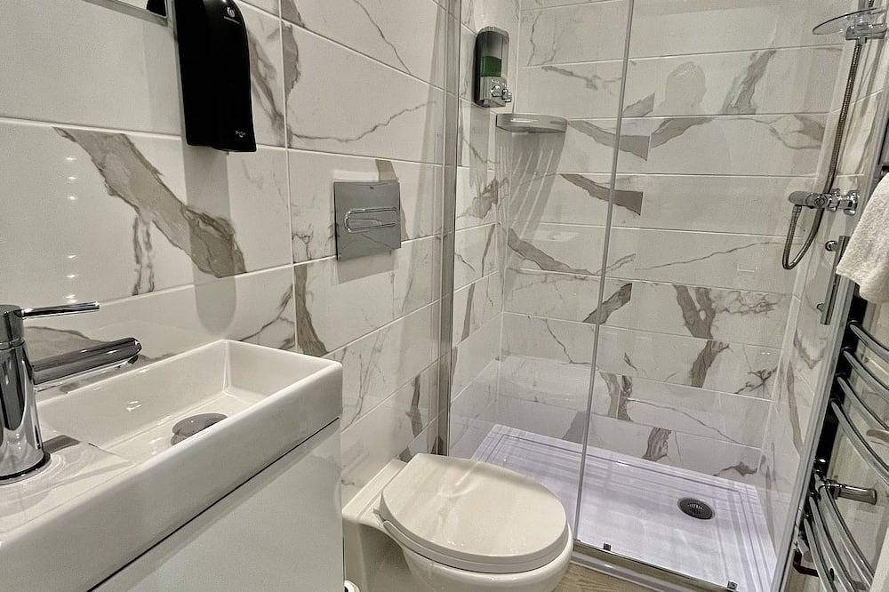 House In Private Mews, Free Parking. Station 2 Min Walk Trains 25 Min To London in Woking, Surrey