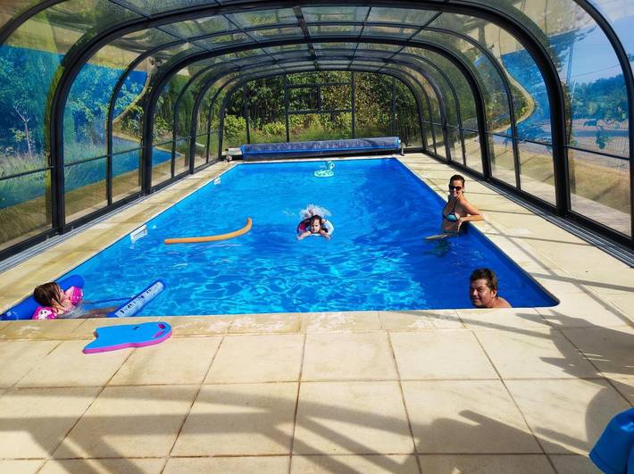 Gîte pour 4 personnes, avec terrasse ainsi que piscine et jardin