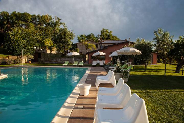 Appartamento per 4 persone, con giardino e piscina nonché terrazza, con animali domestici in Fossombrone