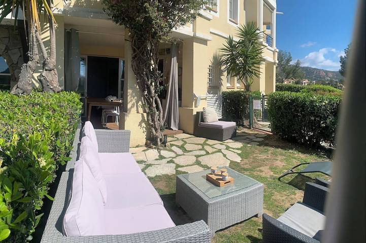 Gîte pour 4 personnes, avec jacuzzi ainsi que piscine et jardin, animaux acceptés dans Golf De Cap Esterel