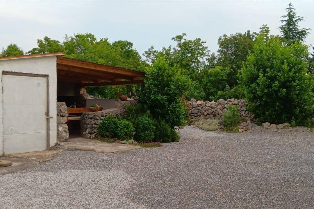 Ganze Wohnung, 2-Zimmer-Ferienwohnung mit Terrasse und Meerblick Skrbčići, Krk -a in Pinezici, Krk