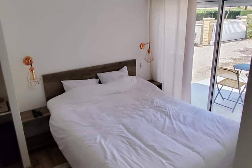 Country-style bedroom and bathroom in Podensac, Langon region
