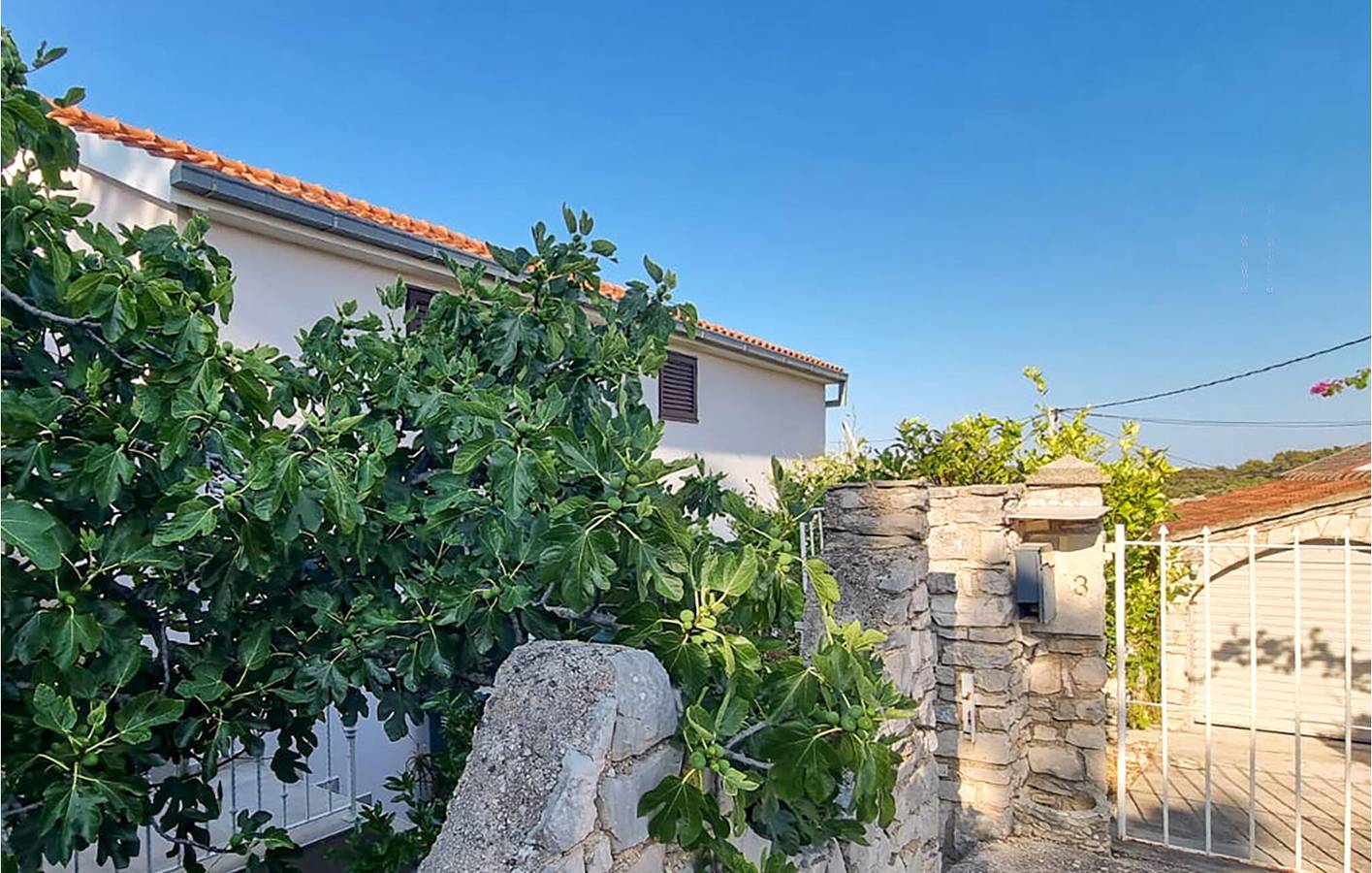 Ganze Ferienwohnung, Modernes 2-Zimmer-Apartment mit Pool, WLAN und Terrasse in der Nähe der Küste von Grohote in Rogac, Solta