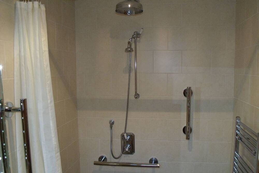 Disabled friendly  ground floor room in traditional old welsh  farmhouse in Snowdonia