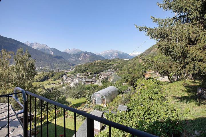 Ganze Wohnung, Einzimmerapartment 'Appartamento 2' mit Bergblick, Balkon und Wlan in Comune di Sarre, Walliser Alpen