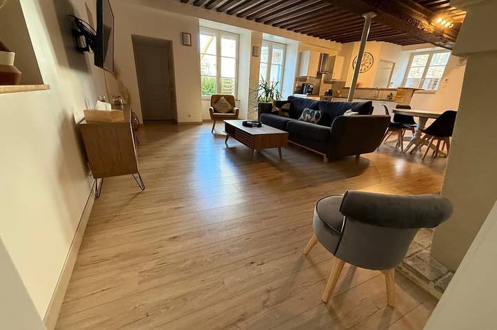 Ganze Wohnung, La Loge Lingone-garage privatif in Langres, Haute-Marne