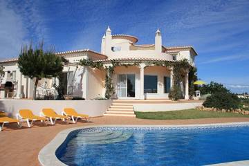 Villa pour 10 personnes, avec balcon ainsi que jardin et jacuzzi à Ferragudo