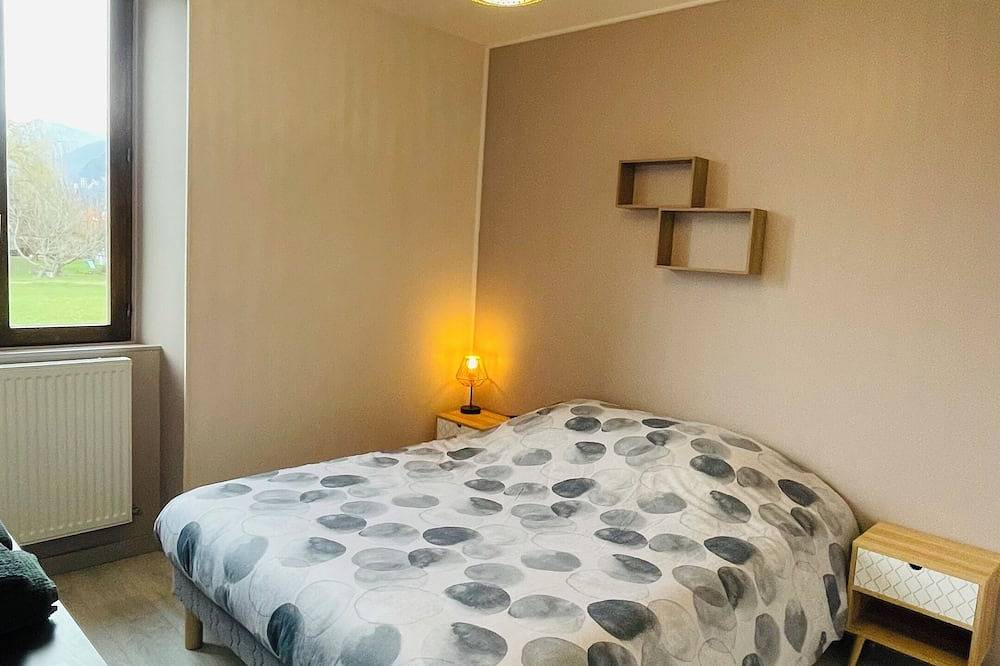 Maison plaine Voreppe 8/10 personnes + spa jacuzzi en suppléments in Voreppe, Isère